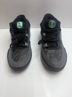 Nike Kyrie 8 GO GS Black/White Light Menta Sneakers US 4Y Synthetic Basketball